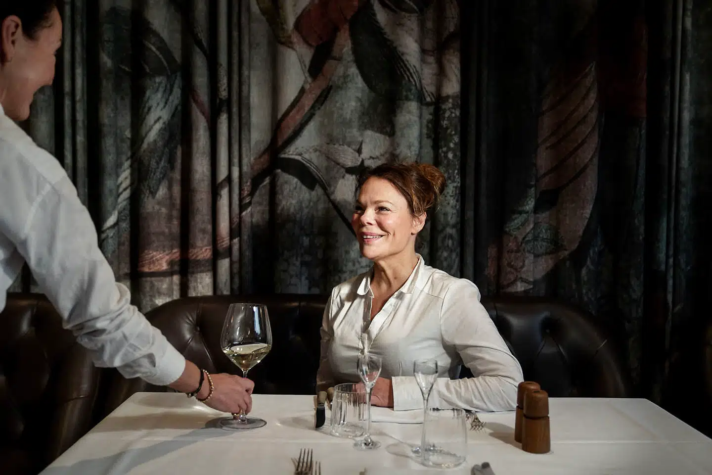 »Jeg er faktisk ret god til at lave mad. Jeg er mester i brun mad og kan sagtens stege en bøf perfekt og smage retter til. Men når jeg er ude, får jeg noget, jeg ikke kan få hjemme; jeg kan nyde både mad og gæster og bare være til stede. Jeg kan godt lide at sætte mig ned med en nystrøget serviet og dug og en smuk anretning uden at skulle huske ovn og blus.«
