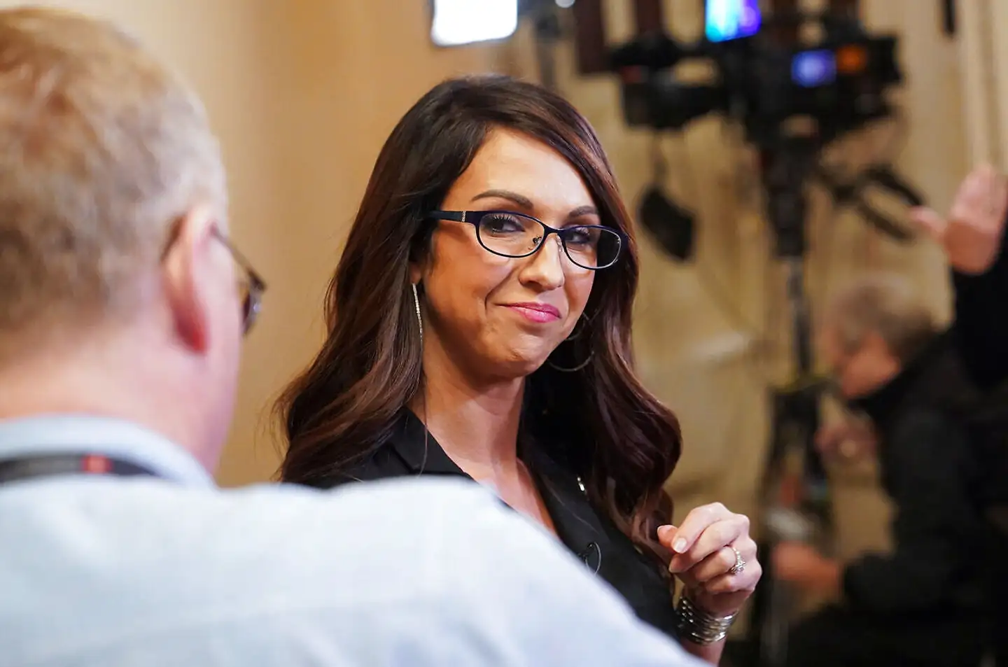 36-årige Lauren Boebert fra delstaten Colorado tilhører den yderste højrefløj af det republikanske parti og sværger til Make America Great Again-bevægelsen (MAGA), som Donald Trump skabte op til og i forbindelse med sit præsidentskab.