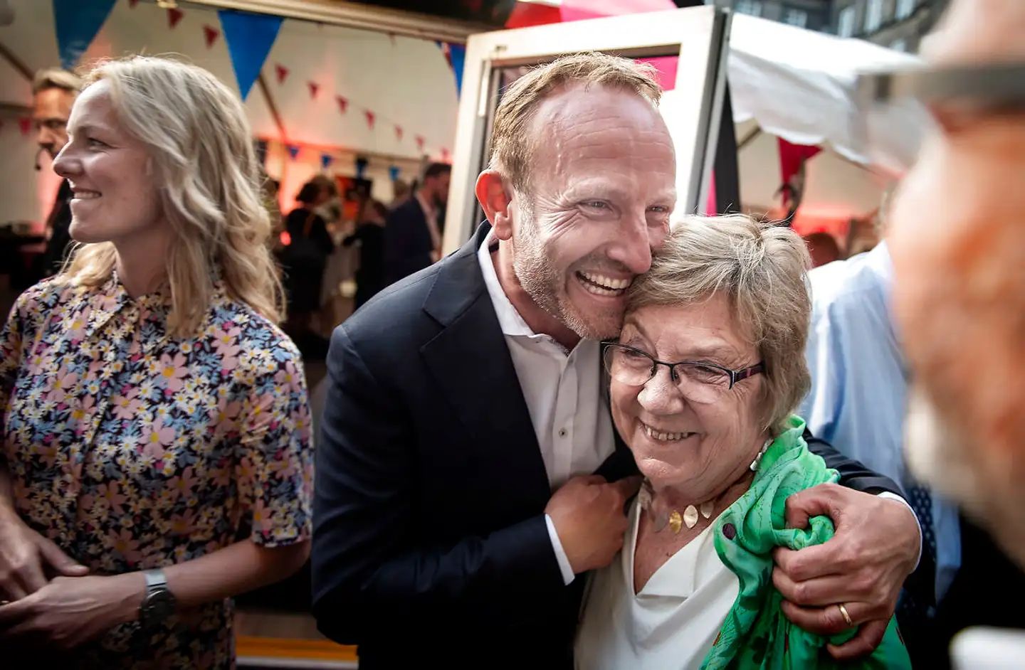 Marianne Jelved har tidligere talt dunder mod partiets konfrontatoriske linje med trusler og ultimative krav. Som ny leder lagde Martin Lidegaard op til en mere pragmatisk stil og et farvel til ultimative krav, men endte med at holde partiet ude af den nye midterregering, som partiet ellers ønskede sig efter folketingsvalget. Her ses Marianne Jelved og Martin Lidegaard sammen med en daværende partikollega, Ida Auken, i forbindelse med De Radikales valgfest ved folketingsvalget 2019.