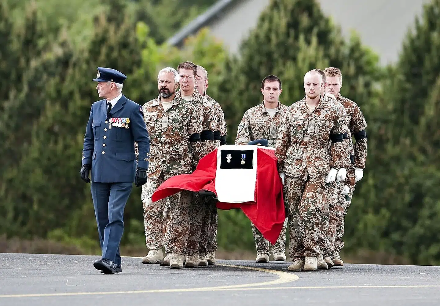 53 udsendte danske soldater mistede livet i perioden fra 2002 til 2018, hvor Danmark blandt andet var involveret i Irak og Afghanistan. Her ankommer den afdøde flyveroverkonstabel Martin Kristiansens kiste til Flyvestation Karup. Han blev dræbt af en vejsidebombe i Helmand-provinsen i Afghanistan i 2010.