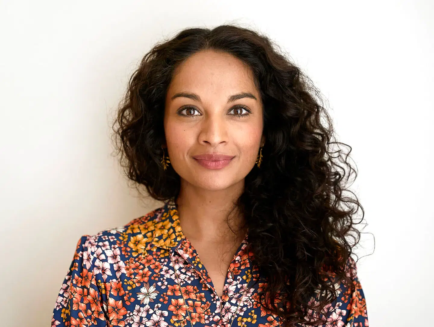 Som psykolog forsøger Neela Maria Sris blandt andet at hjælpe mennesker gennem traumatiske oplevelser. Hendes forældre har været igennem noget lignende, idet de måtte flygte fra borgerkrig i 1980erne.