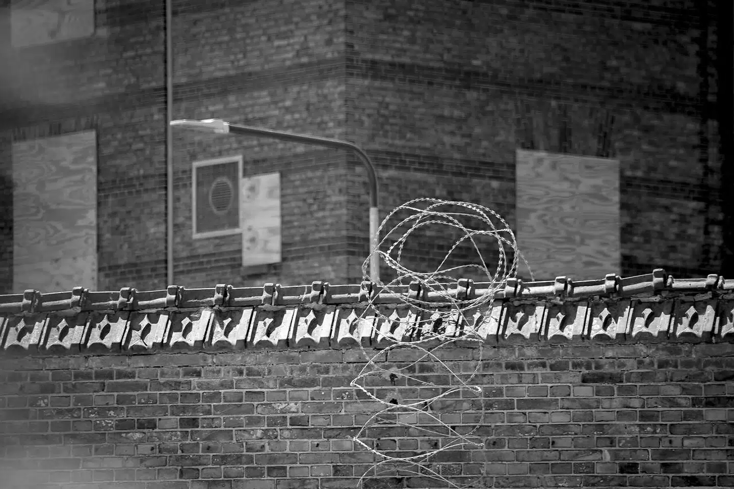 »De mest sårbare klarer måske en ægte transkvinde, altså det plagede menneske, der måtte skifte køn for at få sjælefred, men det stiller sig nok anderledes med de falske transkvinder, dem der faker kønsskiftet – snyder – for at opnå fordele,« mener Dorte Toft.