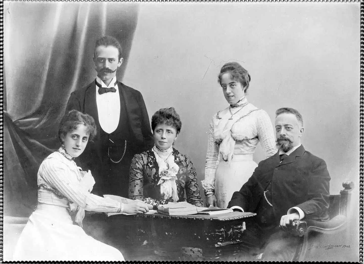 Familien Christensen samlet i deres hjem, hvor de to døtre boede frem til deres død i 1963.