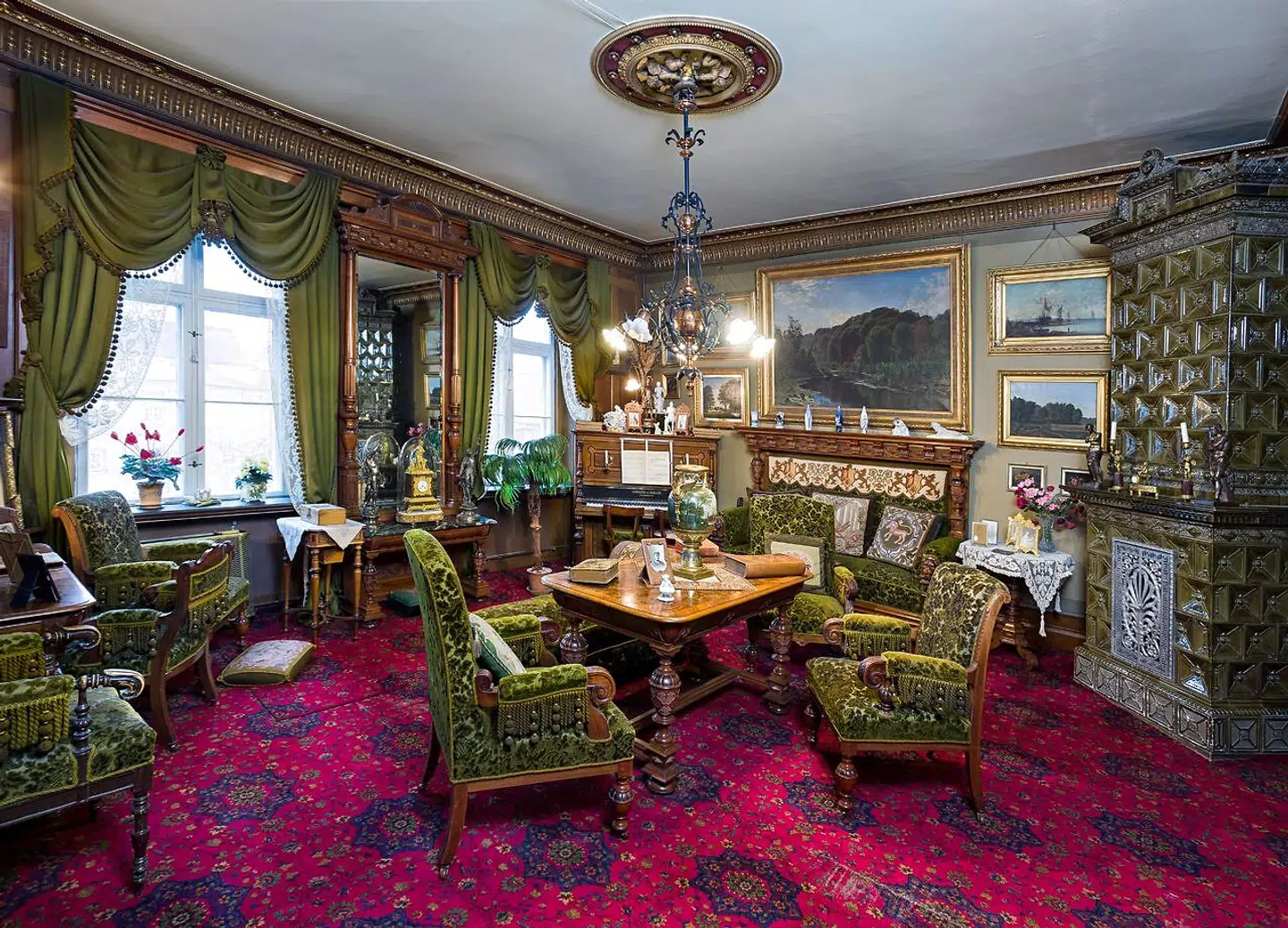 Man kan spørge sig selv, hvor mange malerier der kan være på en væg. Tydeligvis en hel del.