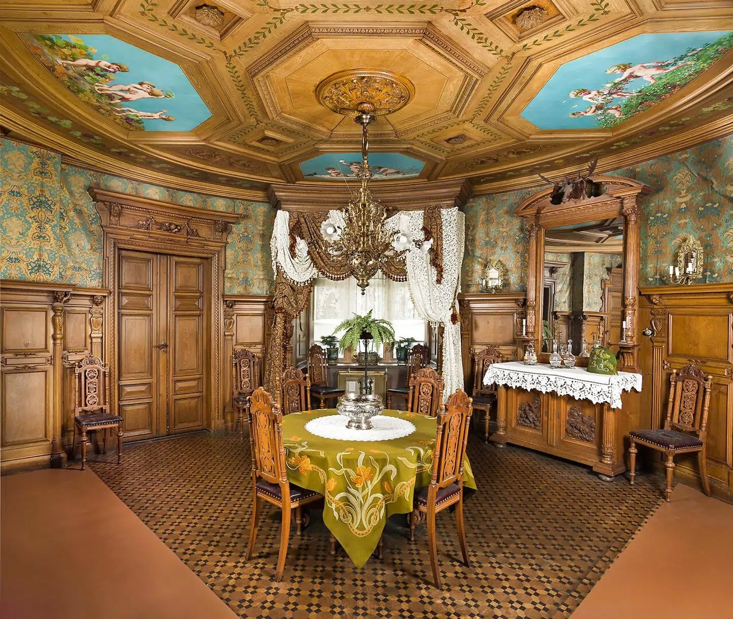 Spisestuens gulv er lavet af linoleum, hvilket var et meget nyt og moderne materiale. Alle stole var håndskårne.