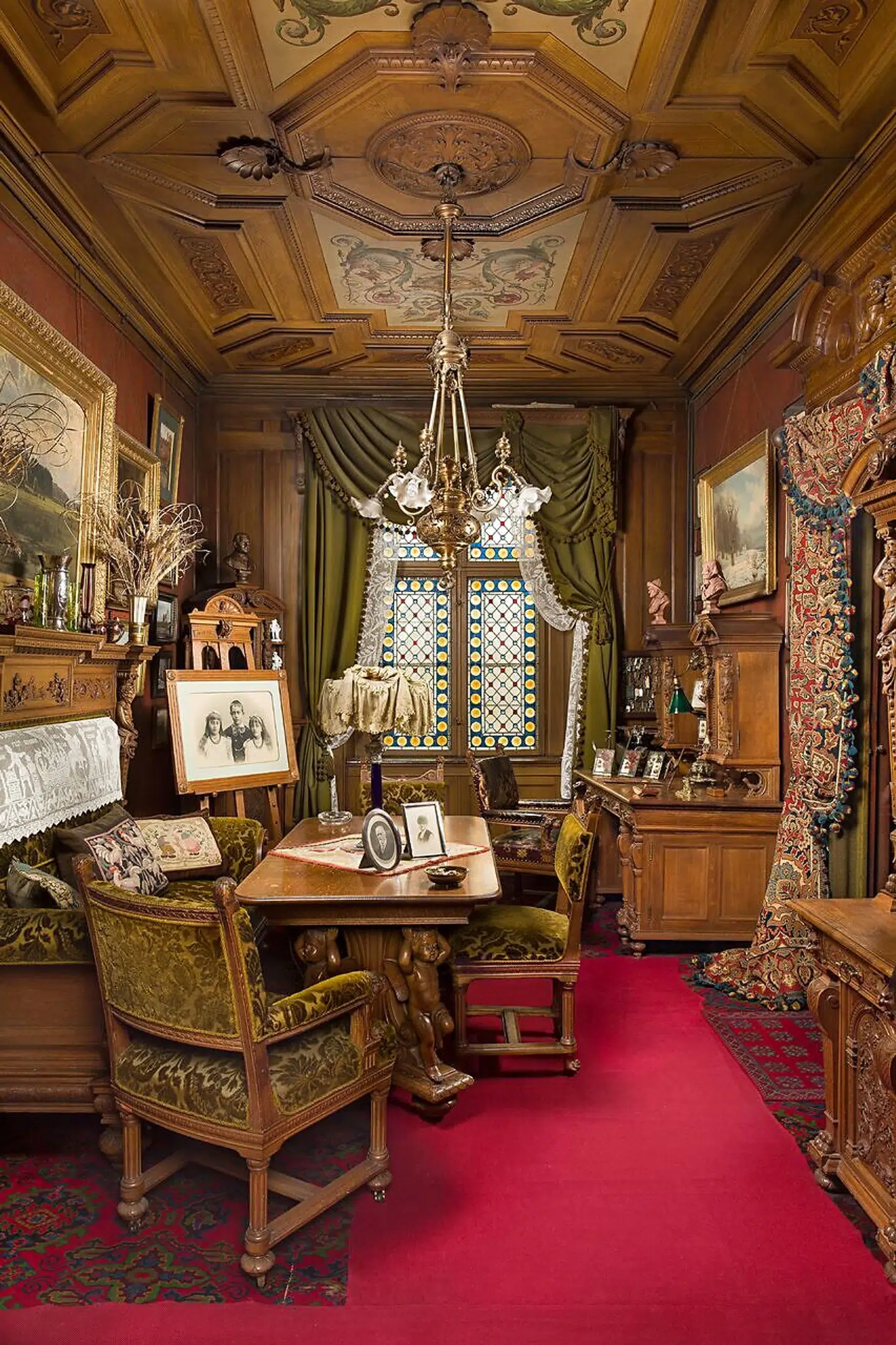 I herreværelset blev verdens tilstand diskuteret. Bemørk »antimacassaen« på sofaen. Den var beregnet til at opsuge fedt fra mændenes hår.