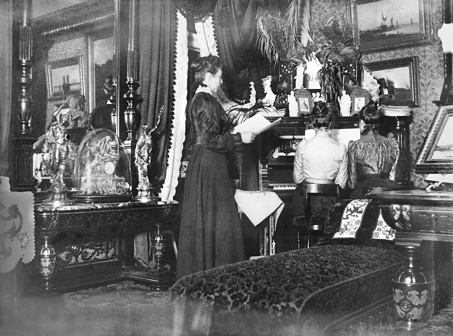 Funktionalismen kom efter klunkestilen, men døtrene, som her sidder ved klaveret, valgte at bevare indretningen, da deres forældre døde – og boede her frem til deres egen død i 1963.