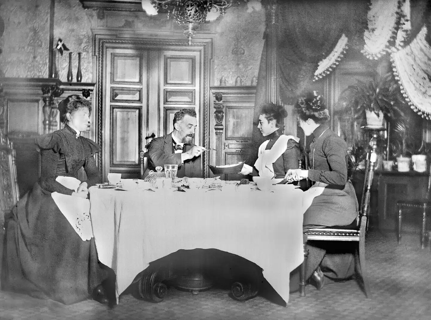 Alt i rummet står stadig som på dette foto. I museumssammenhæng er det ekstra interessant, at intet er konstrueret.