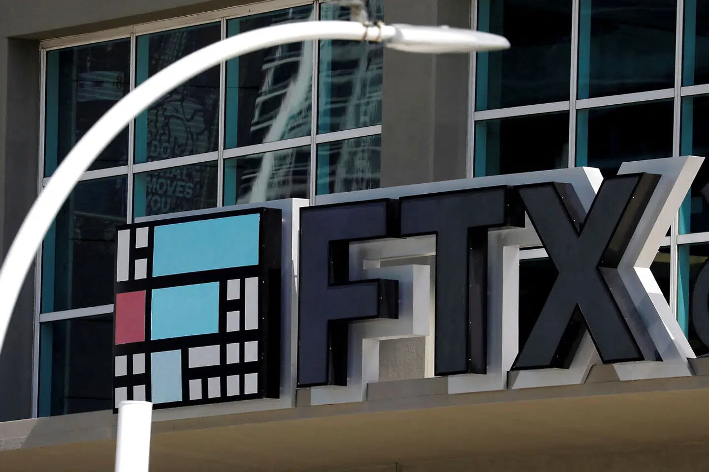 Indgangen til den nu krakkede FTX-kryptobørs i Miami i USA. Den internationale kryptobørs gik i betalingsstandsning i november og spørgsmålet er nu, hvad der skete. Det skal danske Michael Grønager, som ejer den fremadstormende virksomhed Chainalysis, være med til at efterforske.