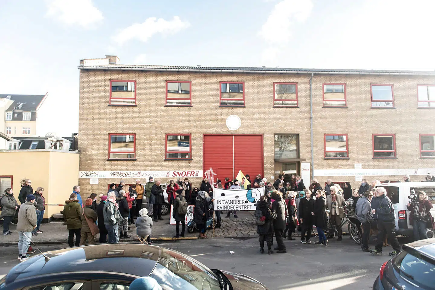 Imens socialrådgivere indenfor sad med op til 200 sager ad gangen, lagde demonstranter fra Jobcentrets Ofre pres på med demonstrationer uden for Jobcenter Lærkevej.