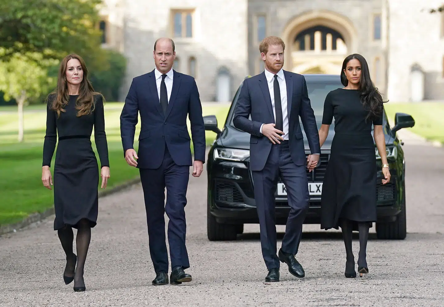 Efter dronning Elizabeths død optrådte prinserne for en sjælden gang skyld sammen foran Windsor Castle.