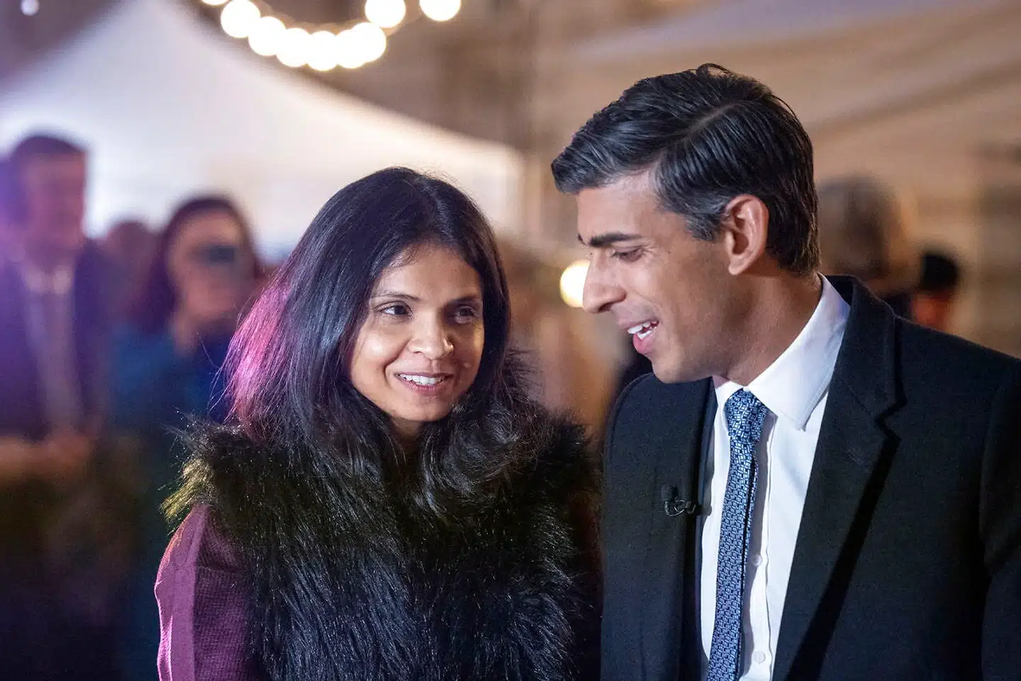 Den britiske premierminister Rishi Sunak har overtaget lederrollen i et land i krise. Han er gift med Akshata Murthy, der er datter af en af Indiens rigeste mænd og via sin familie råder over en milliardformue.