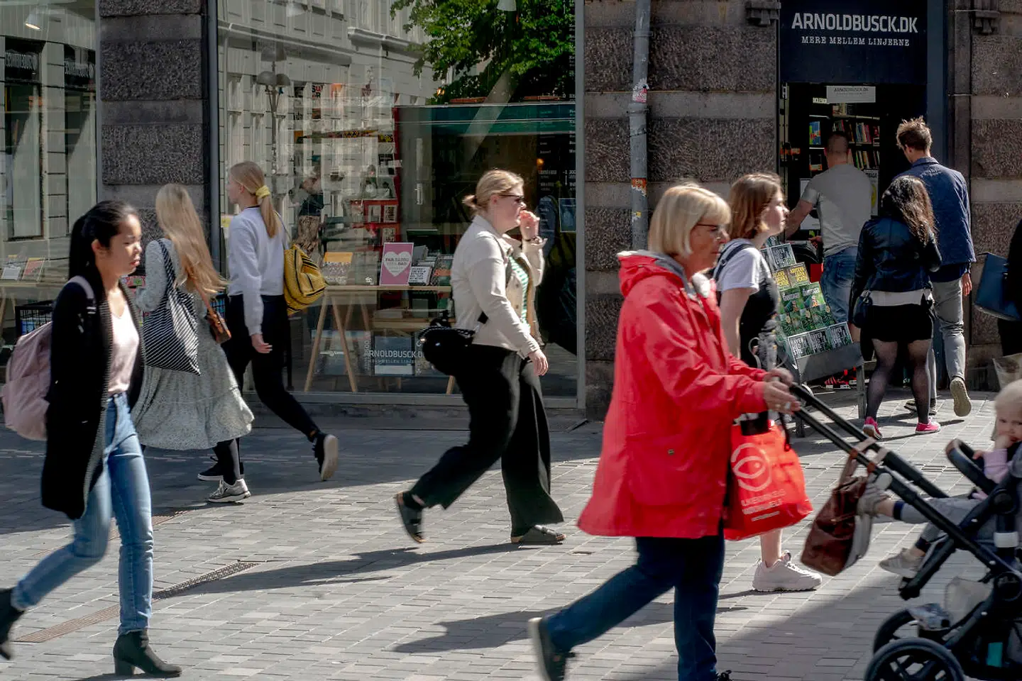 Ja, det er smart og billigt og effektivt at lade digitale betalingsløsninger helt tage livet af kontanterne. Du ville nok ikke bryde dig om, at en person hver dag følger efter dig for at registrere hver eneste ting, du køber, men fordi det hele foregår elektronisk, mærker du det ikke, skriver Amalie Lyhne.