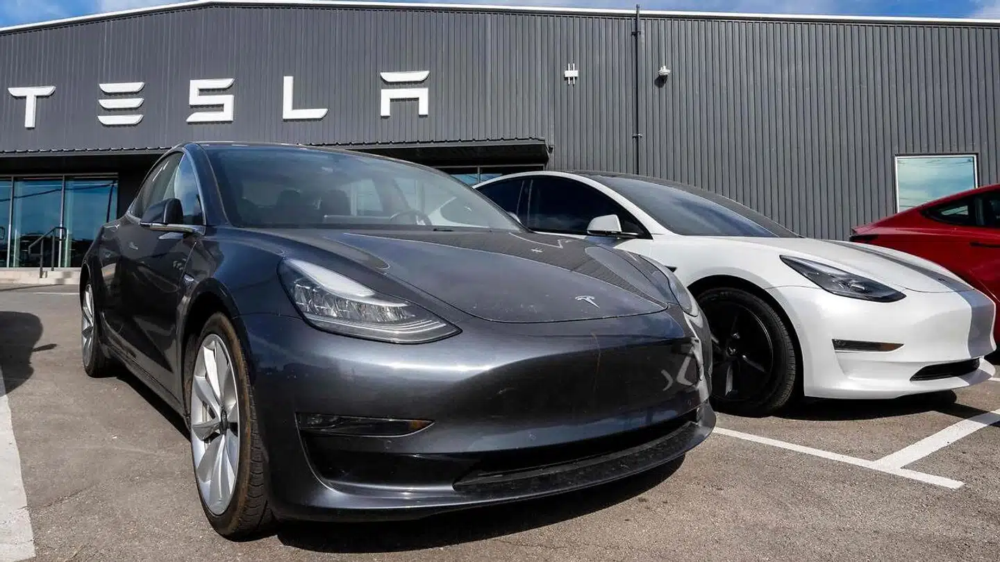 Tesla blev i 2022 det mest solgte bilmærke i Norge. Men køberne er ikke udelt tilfredse med deres nye bil – og Tesla er ikke tilfreds med, at de er utilfredse.