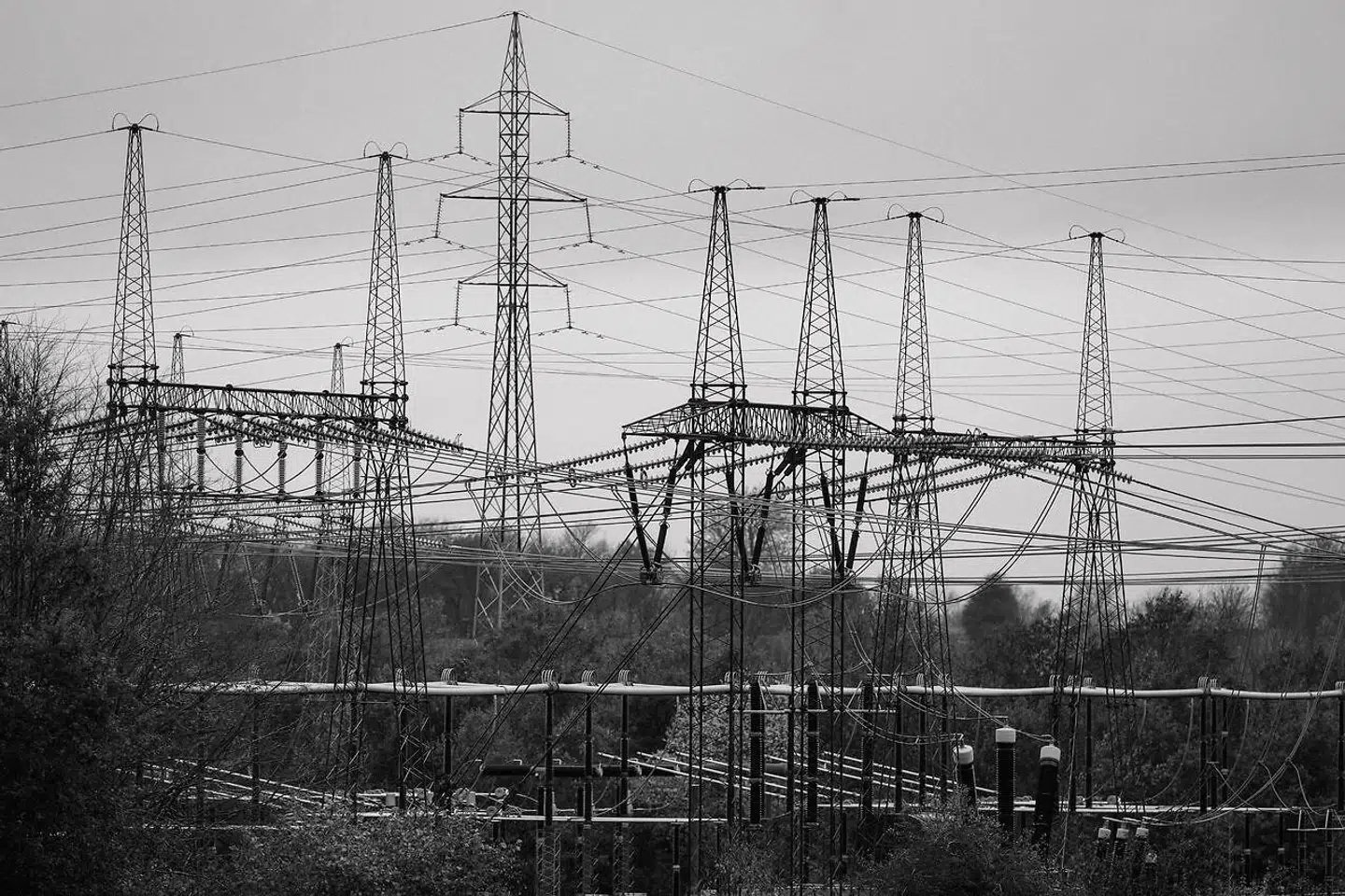 Elmaster og transformatorstationer mellem Randers og Aarhus fotograferet i november 2022.