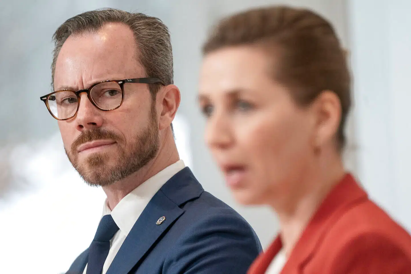 »Mener hele koret af borgerlige lederskribenter, liberale debattører og ditto tænketanksdirektører virkelig, at Ellemann – i stedet for at tage imod Mette Frederiksens fremstrakte hånd – skulle have vendt ryggen til, skridtet ud af Marienborg og have sat sig i spidsen for Vermund, Messerschmidt, Støjberg, Pape og Vanopslagh og derigennem have skabt et slagkraftigt alternativ til Mette Frederiksen ved næste valg?« Skriver Michael Kristiansen.