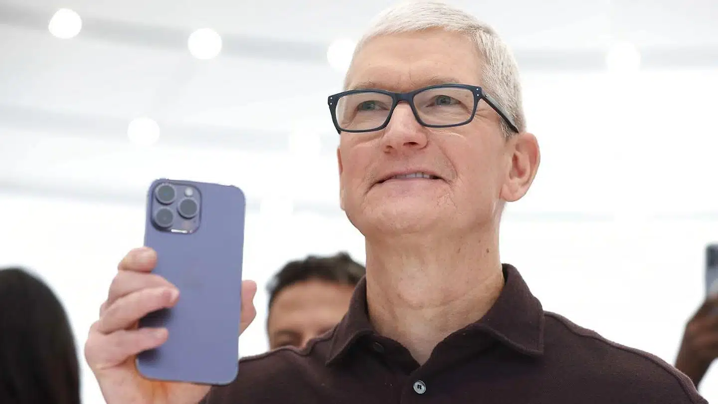 Apple-topchef Tim Cook har ikke helt så meget at smile ad for tiden. Værdien på Apple rasler ned som følge af problemerne med at sikre produktionen af især iPhone-telefonerne.