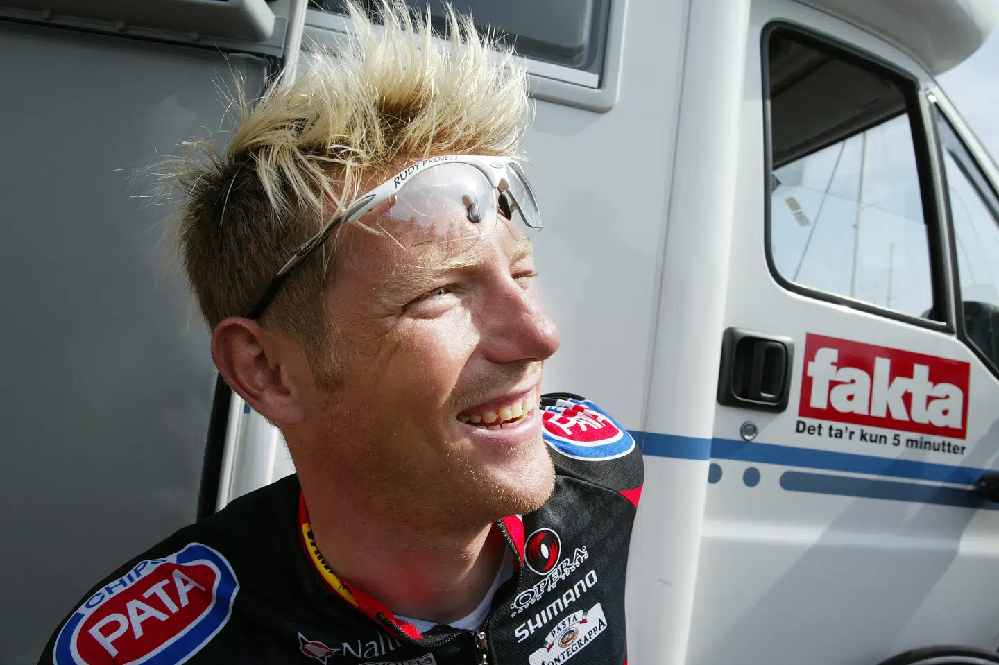Frank Høj var i sin aktive karriere kendt for altid at have et kækt smil på læben. Her ses han forud for en etape i Danmark Rundt i 2003, hvor han kørte for Team Fakta. Henning Bagger/Ritzau Scanpix
