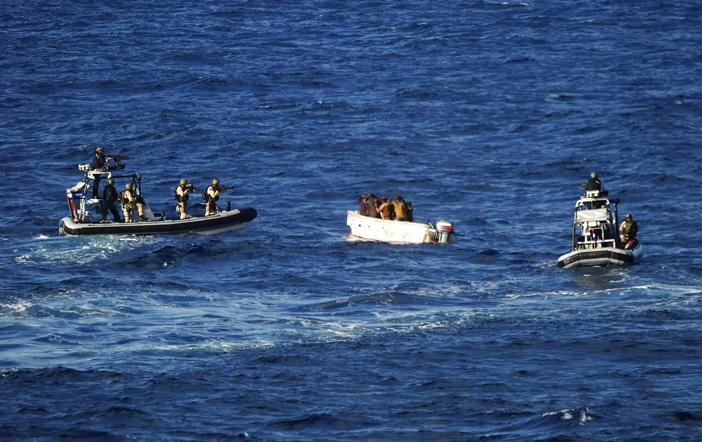 »At Lucky mistede sit ene ben under hændelsen og var retsmæssigt dårligere stillet end sine kumpaner, var de formildende omstændigheder, der gjorde, at Byretten undlod at straffe ham,« skriver Jessica Larsen. Billedet er et arkivfoto fra 2011 og forestiller en piratindsats uden relation til historien om Lucky i Guineabugten.