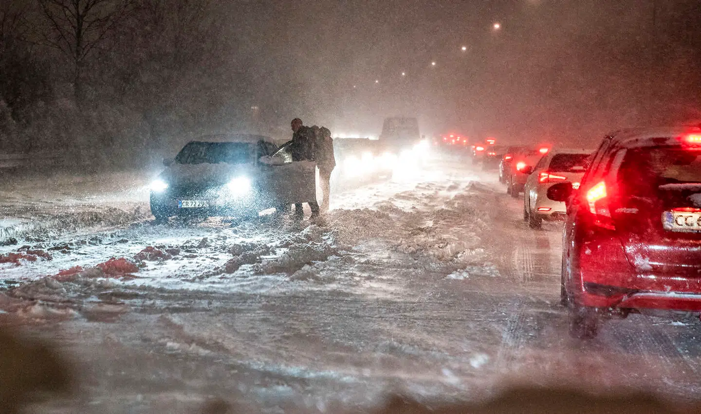 Fredag kan sne give bøvl med lav sigtbarhed og glatte veje i morgentrafikken.