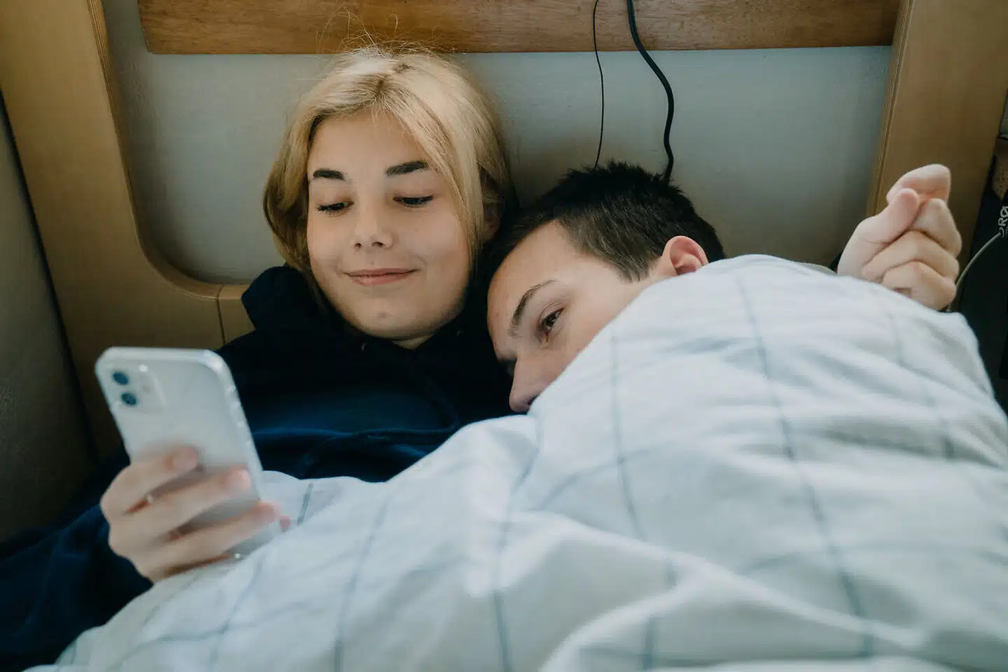 Det siges, at et efterskoleår udgør syv leveår. Det bliver betragtet som en ideel måde at klæde de unge på, som et modtræk mod den stigende mistrivsel. Men prisen er efterhånden så høj, at et efterskoleår ikke er for alle.