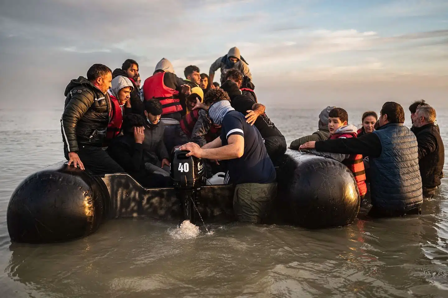 Migranter stiger ombord på en menneskesmuglers båd i nærheden af Dunkerque i Nordfrankrig 12. oktober 2022. Også her kan ligheden med gummibåden i Thorsminde ses.