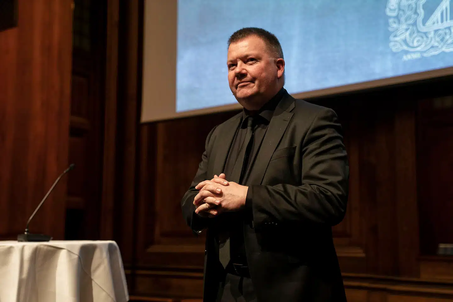 Berlingskes chefredaktør Tom Jensen fejrer sidste års vinder af Fonsmark-prisen, Anna Libak.