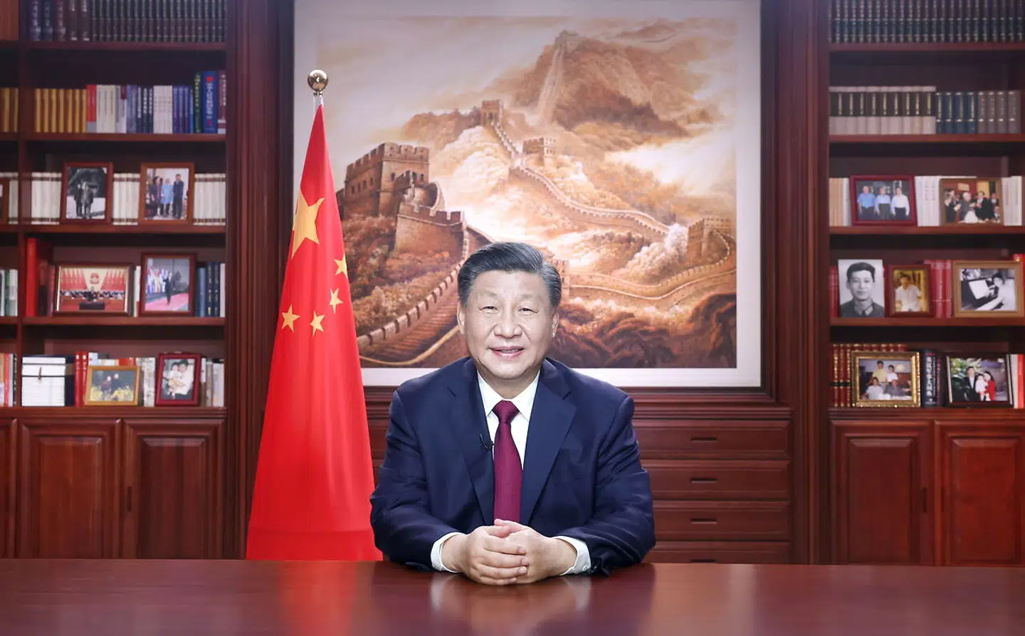 Kinas præsident, Xi Jinping, holder nytårstale til befolkningen. Normalt er det ikke en tale, hvor der bliver præsenteret meget nyt. Tværtimod er det mest spændende at holde øje med som regel de fotografier, der bliver placeret bag statslederen. Men i år var anderledes. Her talte Xi Jinping om coronakrisen. Det viser, hvor grundlæggende et problem, krisen er for hans renommé og styrets legitimitet. Vil Kina nå sine mål, får de brug for samling – det skal Xi Jinping nu skabe.