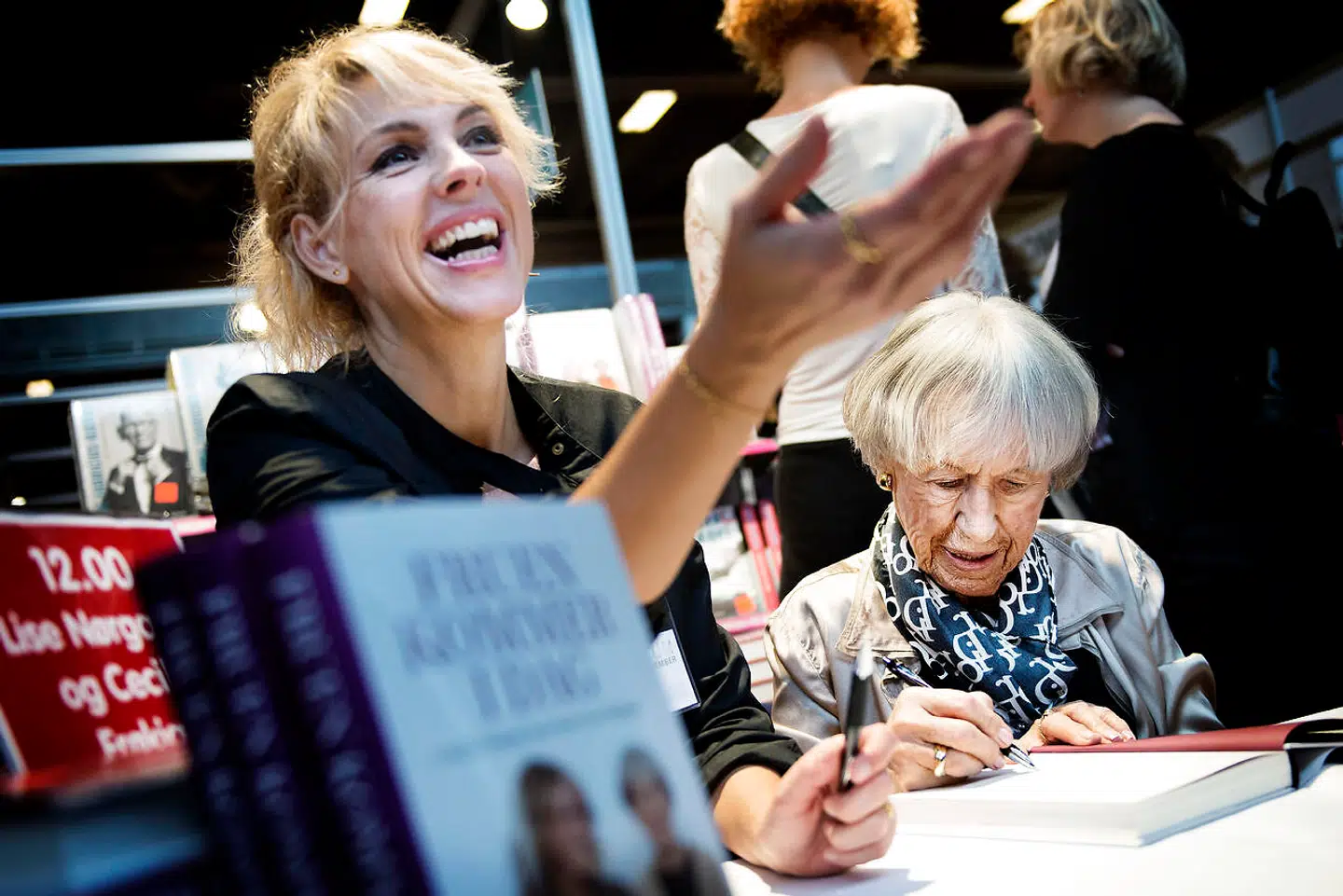 Journalisten Cecilie Frøkjær skrev i 2014 interviewbogen »Fruen kommer i dag« med Lise Nørgaard. Her ses de to ved bogmessen i Forum i 2014.