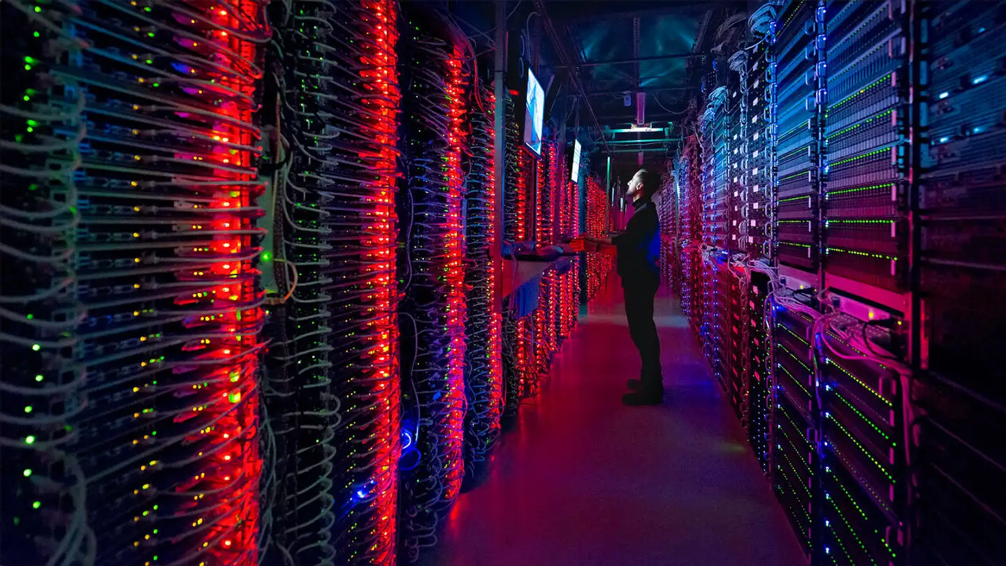 Udflytningen af it-drift og -systemer fra de enkelte virksomheder til store datacentre, ofte drevet af teknologigiganter som Microsoft, Amazon og Google, har længe været det hurtigstvoksende marked i it-verdenen. Nu er væksten pludselig taget af, fordi kunderne presser på for at få mere for pengene.