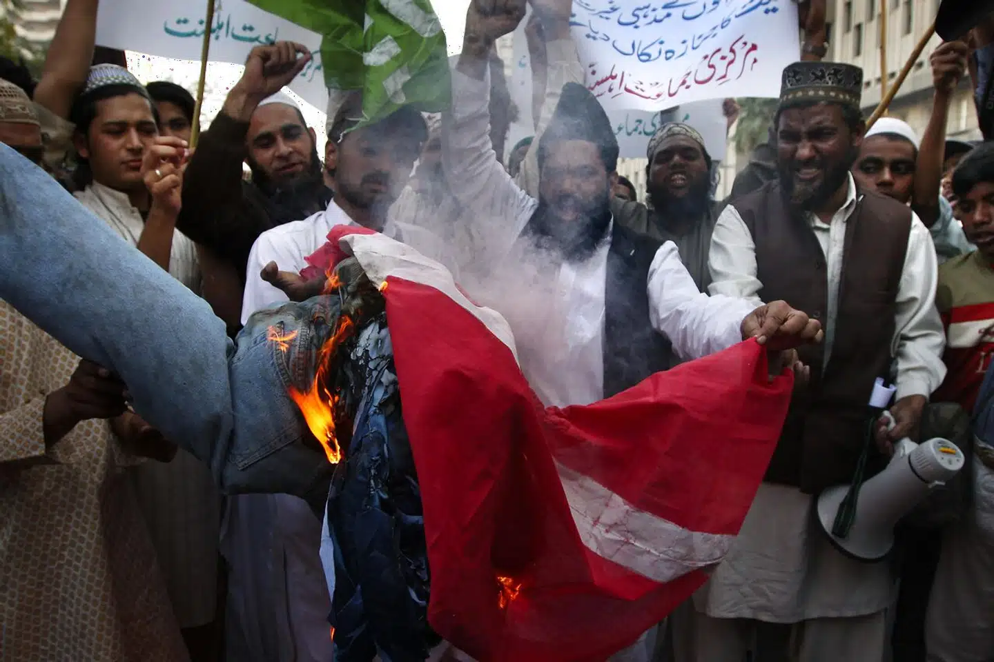 »Det kan ikke forsvares at lade krænkelses- og voldsparate muslimer i ind- og udland diktere, at vi skal rulle oplysningen tilbage og respektere deres religiøse forbud i danske klasselokaler,« skriver Eva Gregersen.