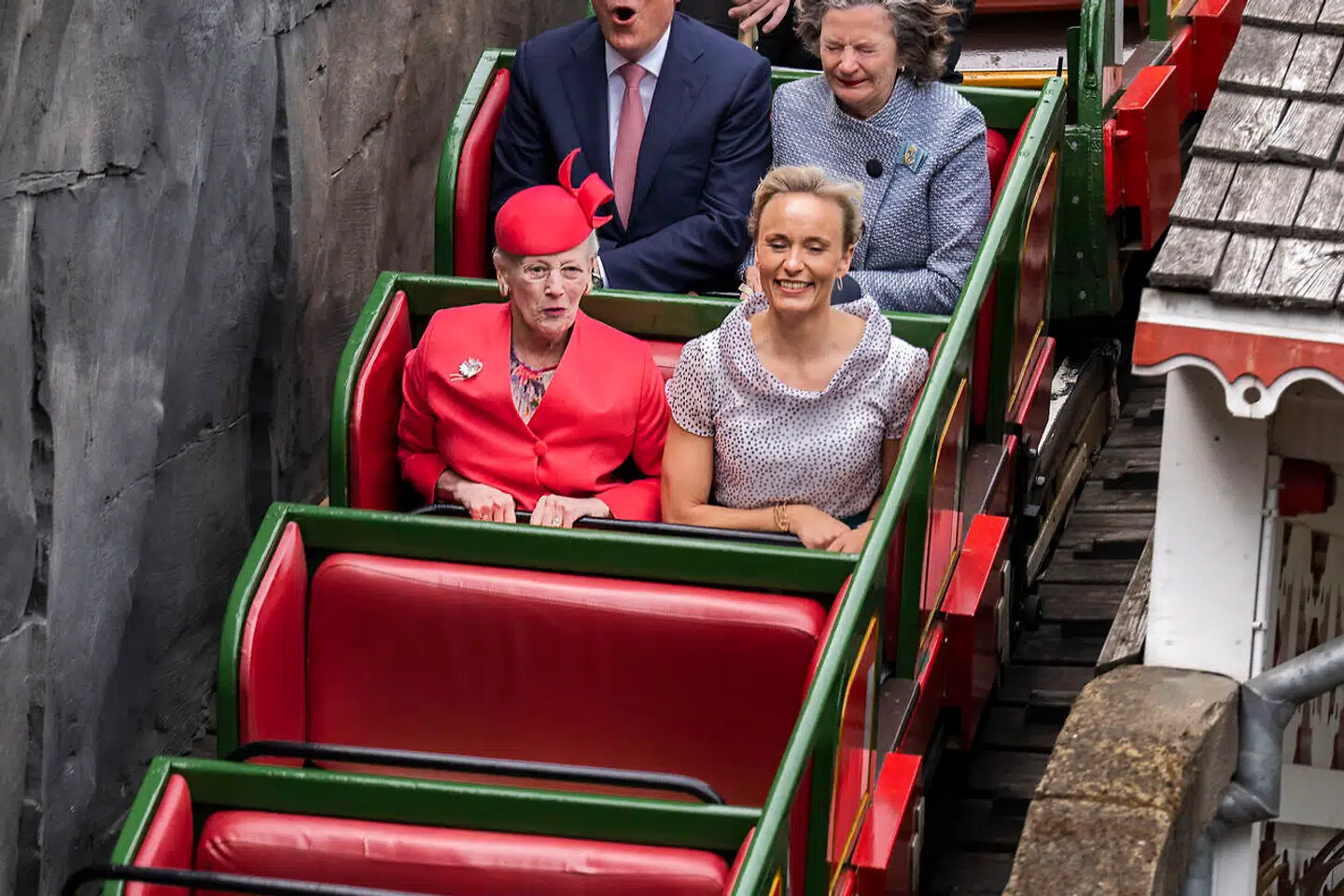 Det har været et kongeligt år med store op - og nedture. Dronningen tog sig en tur i rutsjebanen sammen med Tivoli-direktør Susanne Mørch Koch, da hendes 50-års regeringsjubilæum blev fejret i Tivoli i maj.