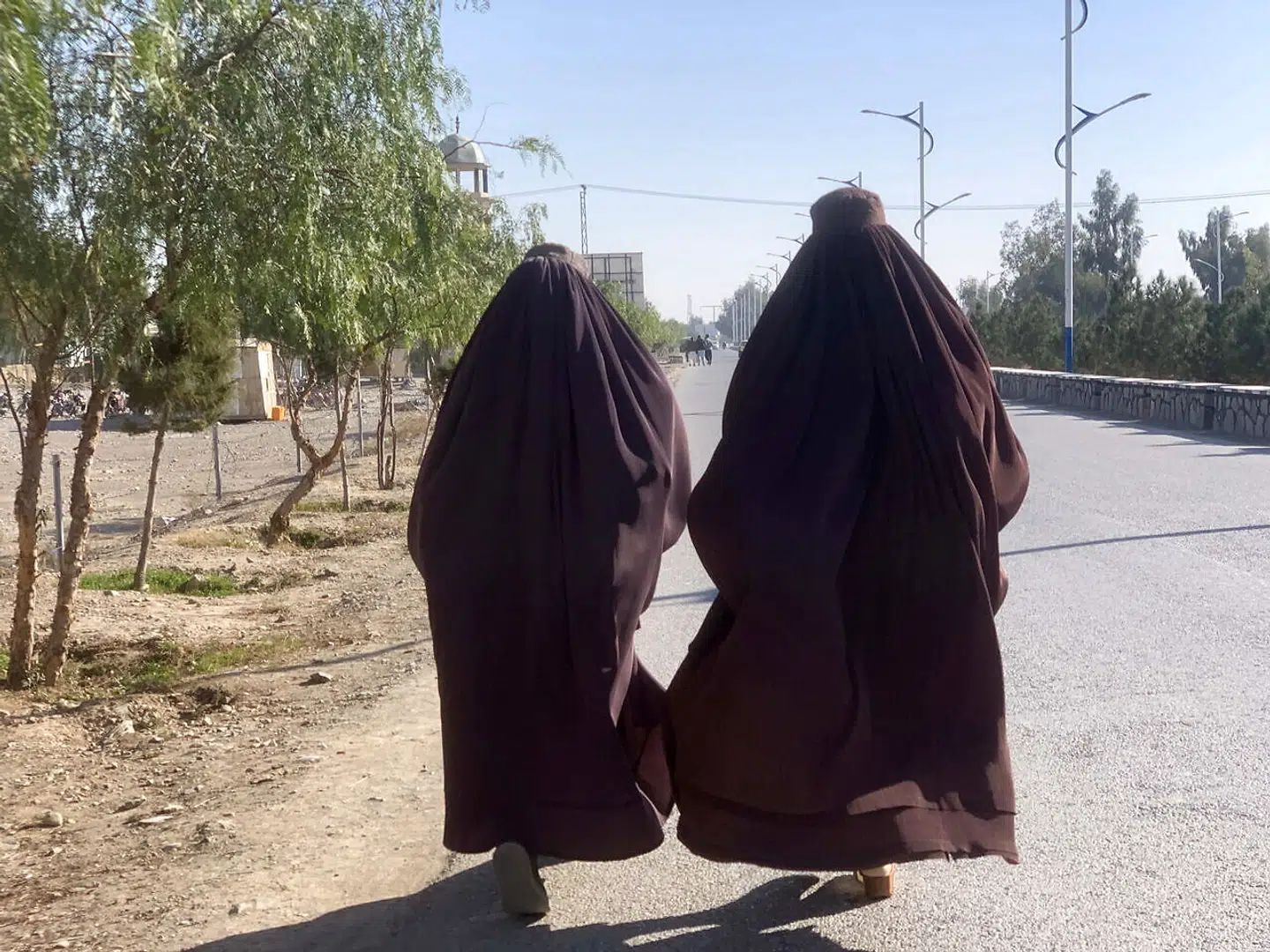 At Afghanske kvinder nægtes muligheden for at uddanne sig er intet mindre end en katastrofe. Ikke kun for kvinderne, men også for det afghanske samfund som helhed, mener Helle Gudmandsen. Her forlader kvindelige studerende Kandahar Universitet