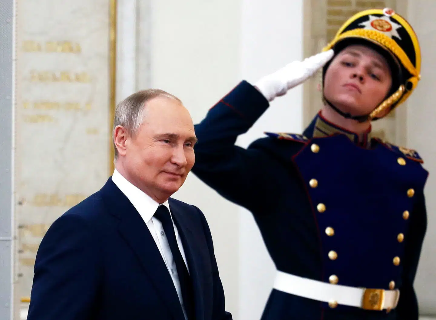 Et foto af præsident Putin fra foråret, hvor han tilsyneladende stadig var i hormonbehandling for kræft. Hans »måneansigt« er en sideeffekt af den pågældende behandling, siger Forsvarets Efterretningstjeneste. Politik er også fysik – og hans skrantende helbred hjælper ham hverken i Rusland eller internationalt.