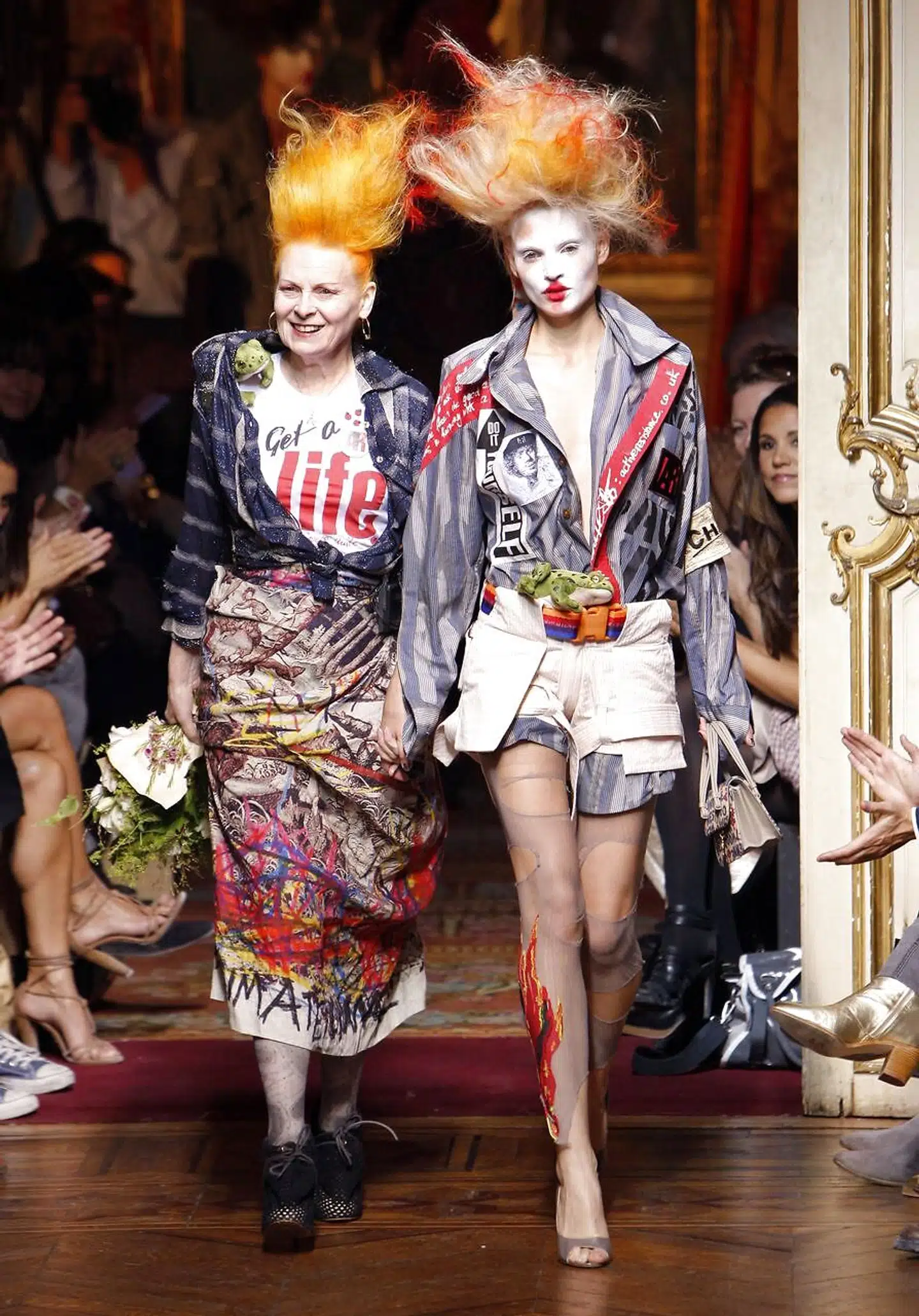 Vivienne Westwood var kendt for at blande historiske referencer, klassisk skrædderarbejde og romantiske blomster med hårde kanter, som ofte inkluderede politiske budskaber.