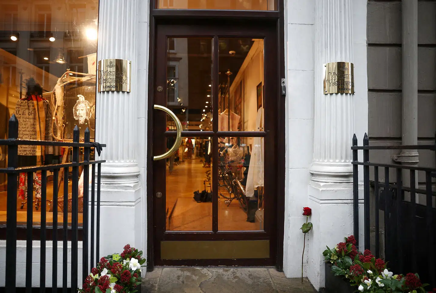 Blomster er placeret ved indgangen til en af Vivienne Westwoods butikker i Mayfair, efter meddelelsen om hendes død.
