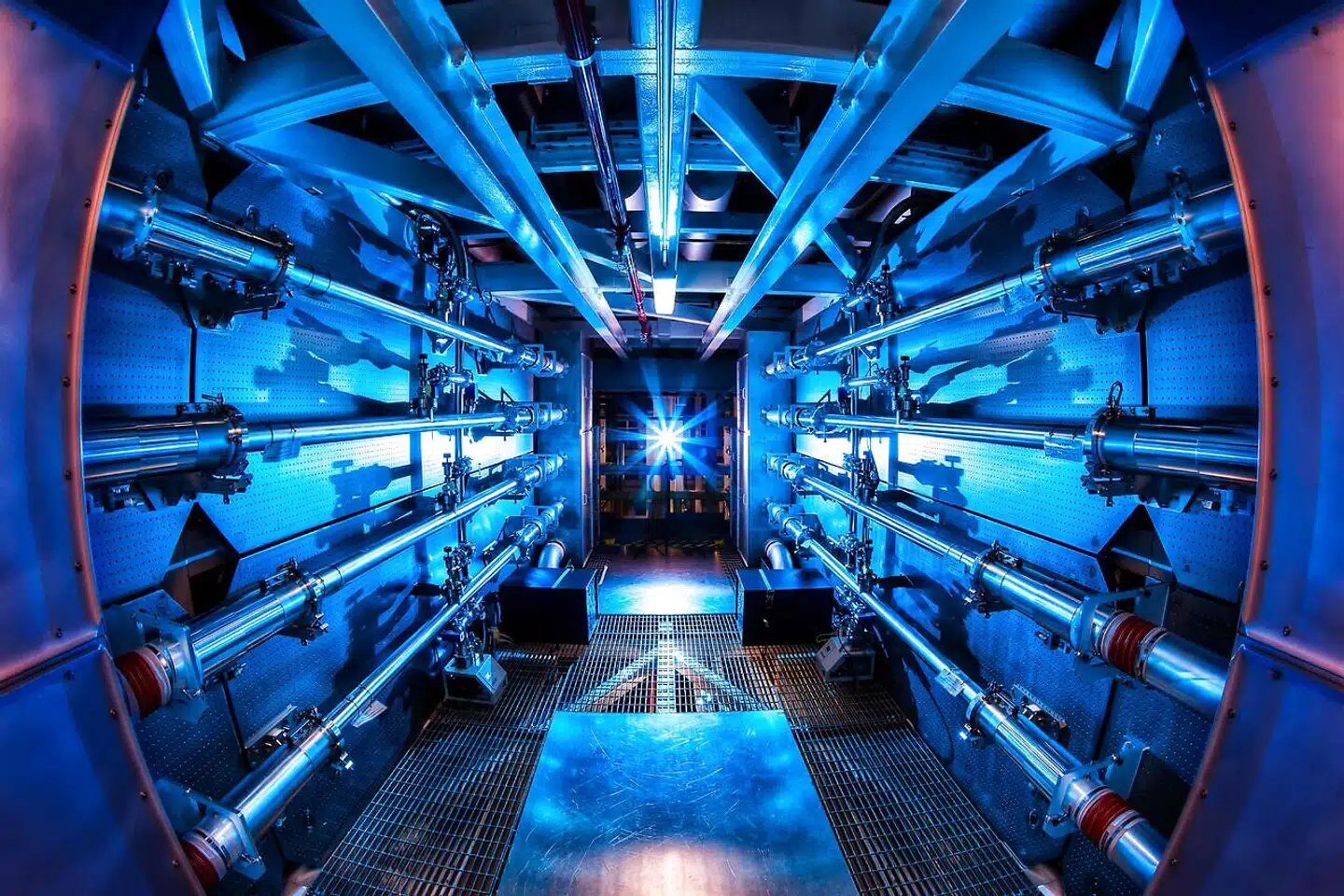 I en ganske særlig reaktor på forskningscenteret Lawrence Livermore National Laboratory i Californien skabte forskere et decideret gennembrud for fusionskraft og dermed for energiformernes hellige gral.