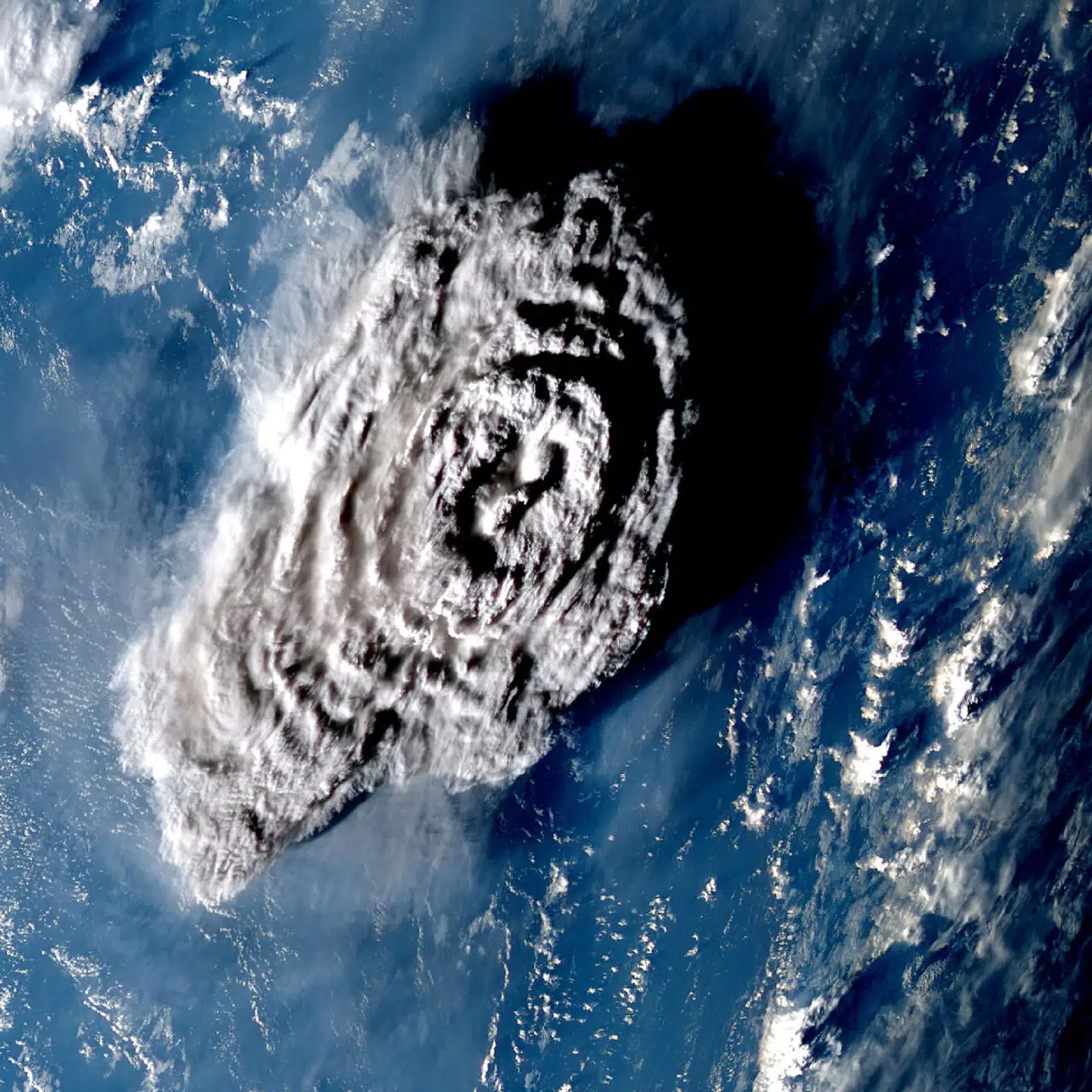 Den overjordisk kraftige vulkanske eksplosion i Stillehavet var overordentlig tydelig at se på satellitoptagelser.