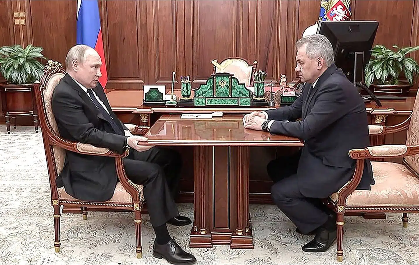 Under et møde med den russiske forsvarsminister Sergej Sjojgu, holdt Vladimir Putin krampagtigt fast i bordpladen. Årsagen kan være stærke smerter i hånden.