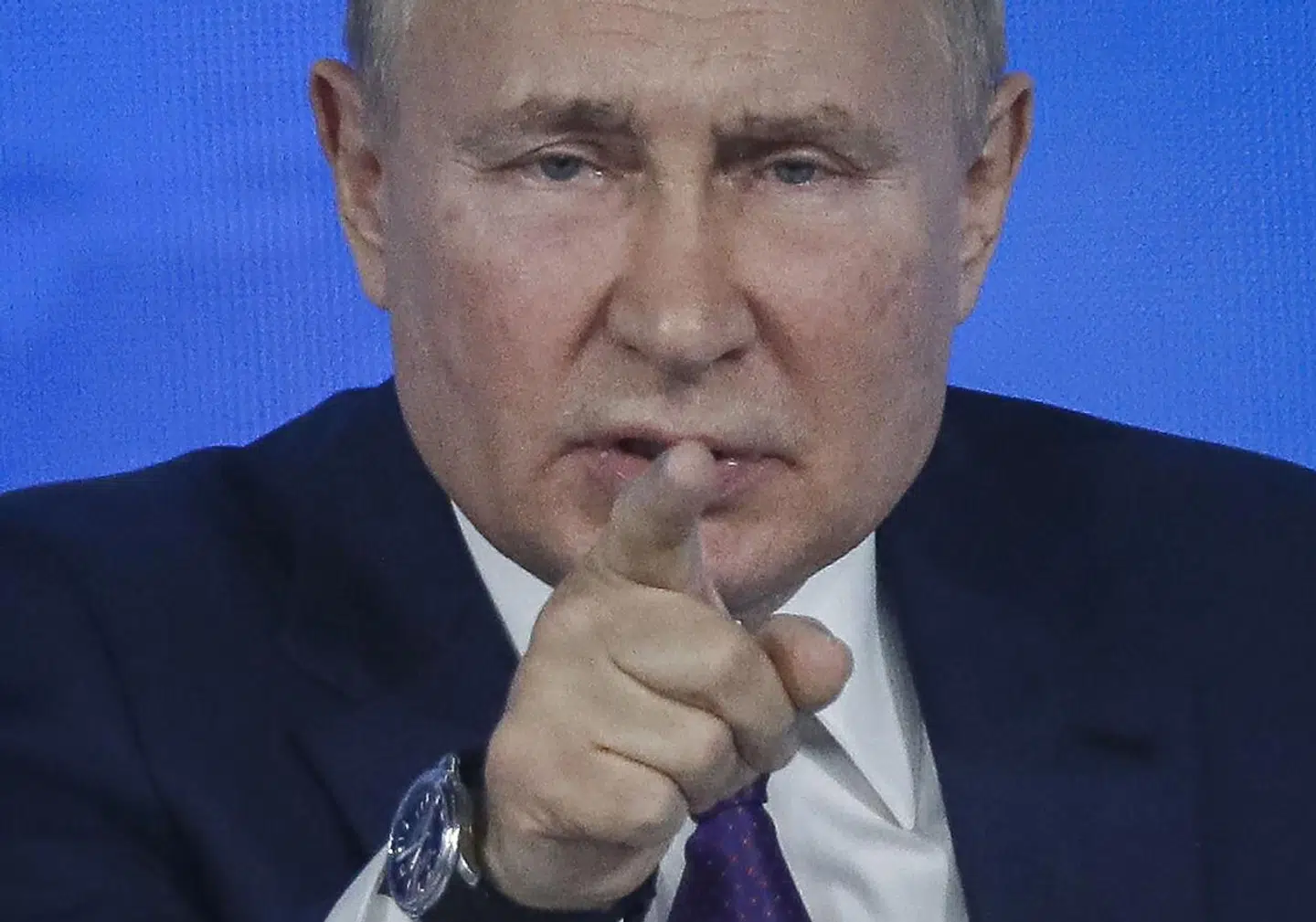 Delusions of grandeur and a moon-shaped face are two of the side effects of the hormone treatment for certain forms of cancer. The Danish Defense Intelligence Service, FE, believes that Putin was experiencing both side effects around the time that the war in Ukraine started. This image is from December 2021 when the war was brewing.