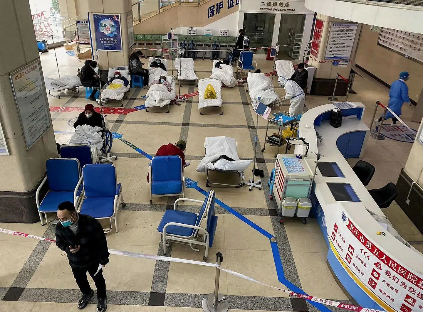På et hospital i den kinesiske storby Chongqing har man måttet inddrage lobbyen til sengeområde for at imødegå presset fra nye coronapatienter.