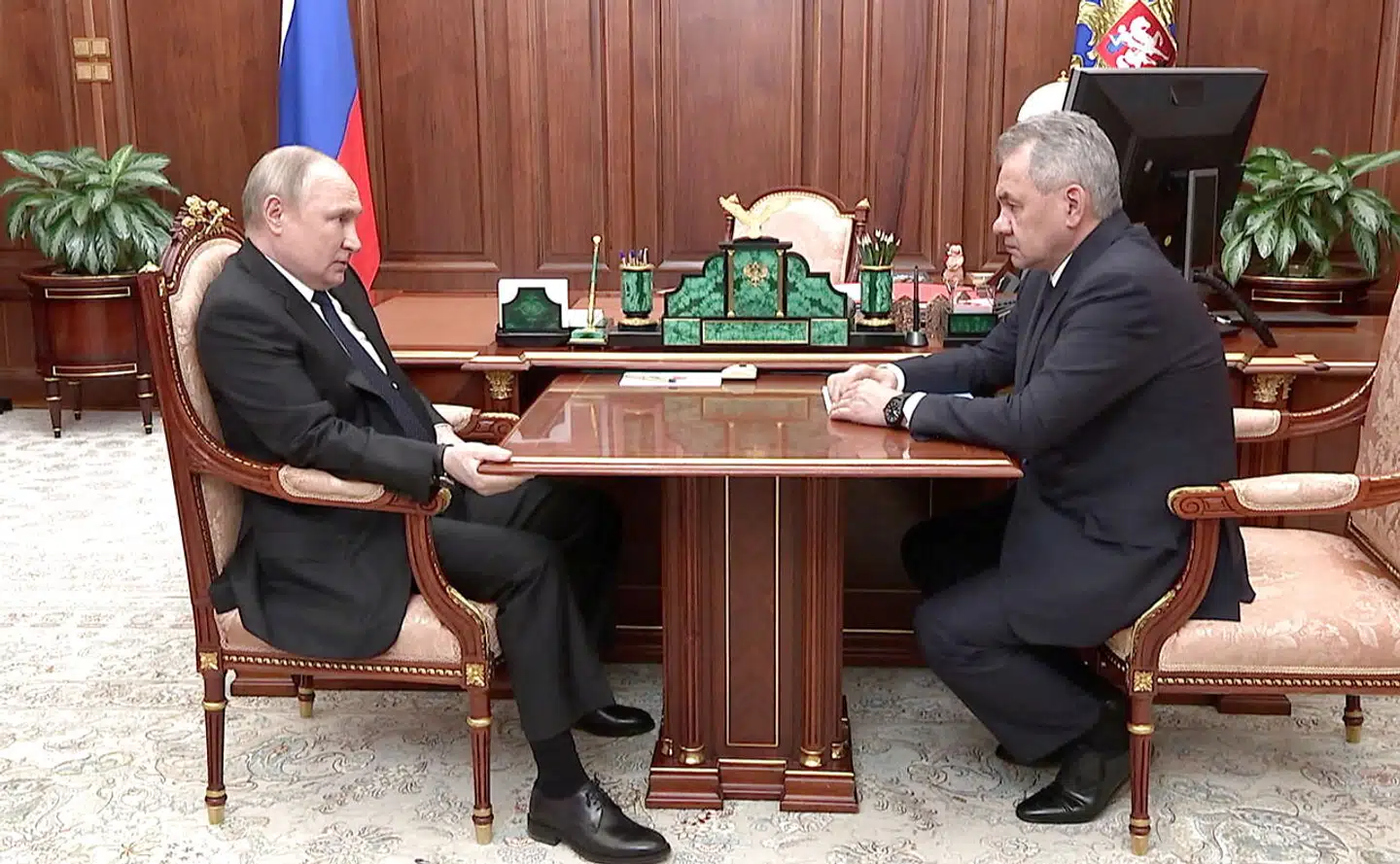Billeder af et møde mellem Vladimir Putin og Ruslands forsvarsminister, Sergej Sjojgu, i april førte til spekulationer om præsidentens helbred. Ifølge FE-chefen er der en grund til, at Putin på det nærmeste klamrer sig til kanten af bordpladen.