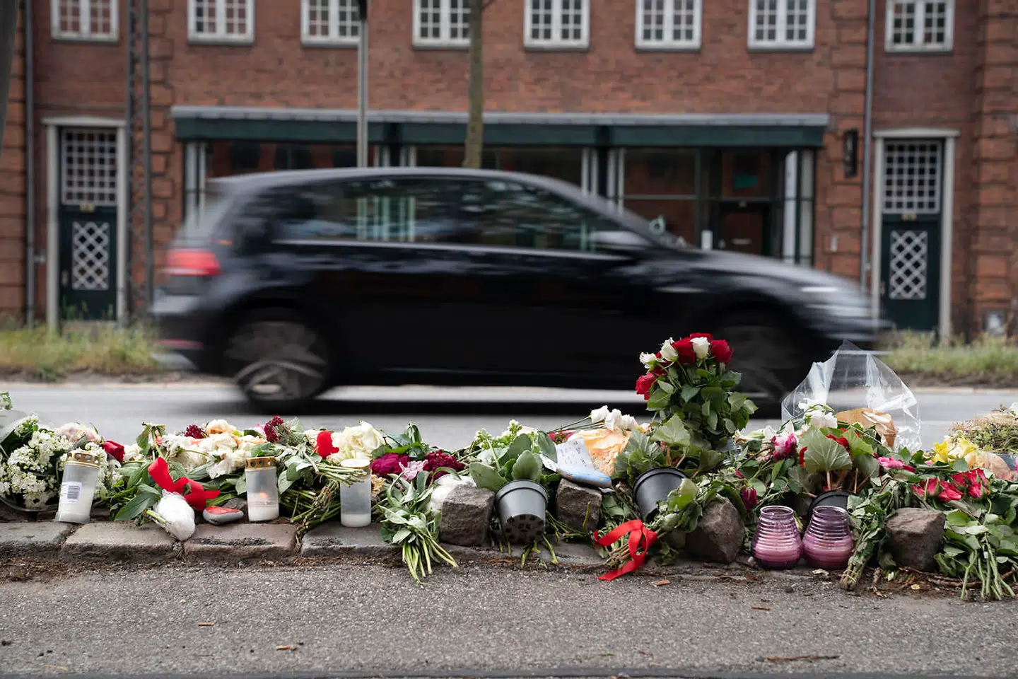 En 21-årig blev sidste år dræbt på stedet, da han blev ramt af en bil med op til 145 kilometer i timen på Borups Allé nord for Bispeengbuen i Københavns Nordvestkvarter. Føreren af bilen blev efterfølgende – foruden uagtsomt manddrab – sigtet for vanvidskørsel.