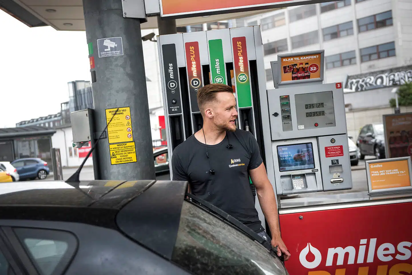 Oliepriserne skød voldsomt i vejret efter Putins invasion af Ukraine, og det kunne for alvor mærkes hos bilisterne på benzinstationerne. Nu falder råvarepriserne så småt igen, men det kan være et tegn på en økonomisk opbremsning.