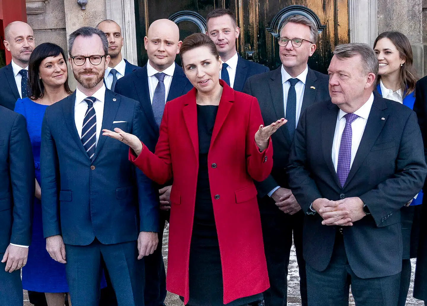 I regeringsgrundlaget kan man læse sig til, at også denne regering grundlæggende betragter kulturen som noget, der skal til, fordi den kan gavne noget andet. Ikke fordi den er uomgængelig i sig selv for os mennesker, skriver Tom Jensen i denne leder. På billedet af den nye regering ser man kulturminister Jakob Engel-Schmidt (M) mellem Mette Frederiksen (S) og Jakob Ellemann-Jensen (V).