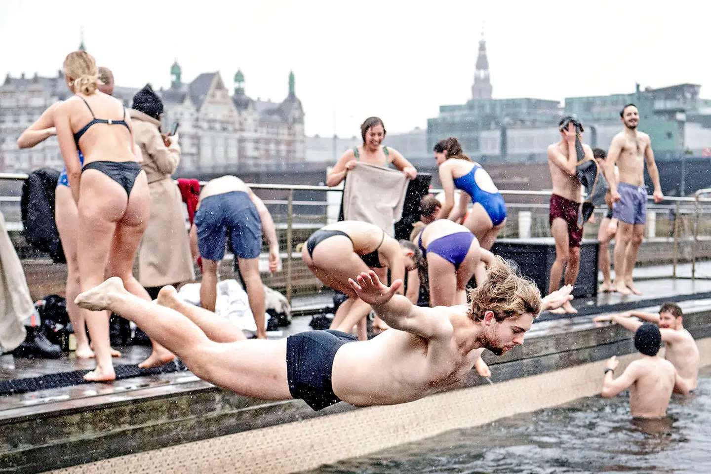 Mange danskere har en tradition med at vaske det gamle år af sig og springe i bølgen blå nytårsaftensdag. Også i år trodsede en flok unge mennesker kulden og sprang i vandet- her i Havnebadet på Islands Brygge.