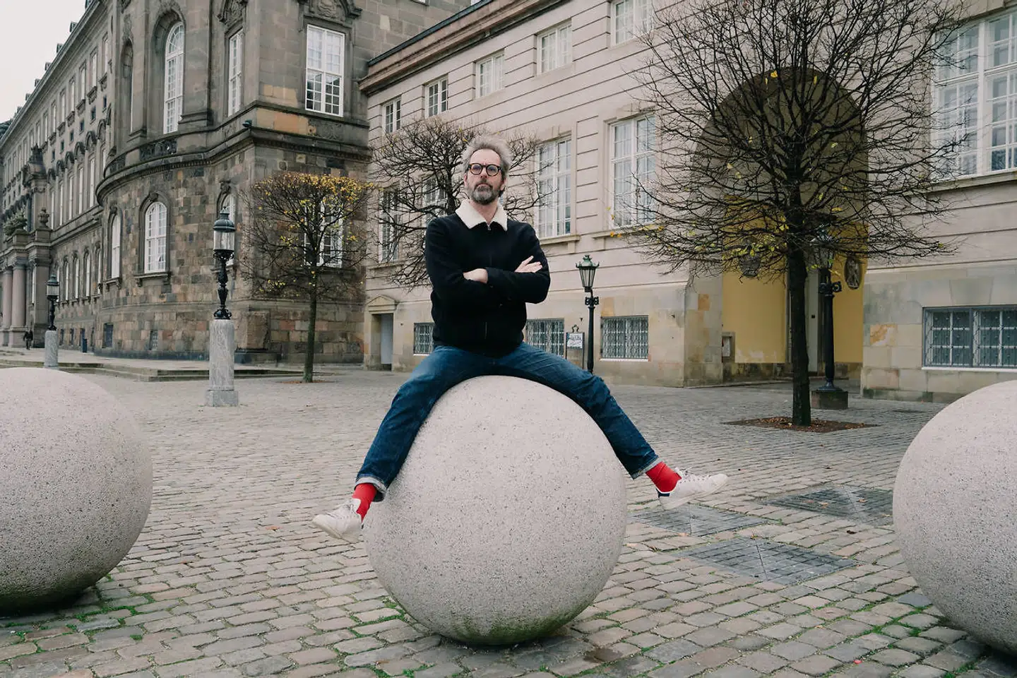 »Jeg fylder meget, larmer meget, skaber meget og sætter mange ting i gang. Det kan ikke undgås, at jeg taber noget på gulvet eller kommer til at træde nogen over tæerne.«