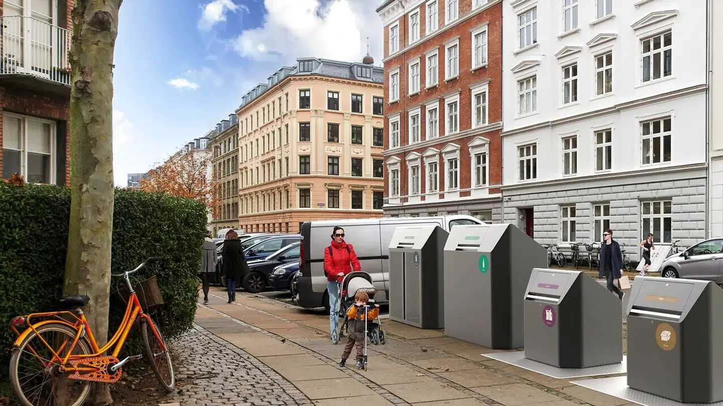 Sorteringspunkterne består af genbrugscontainere i forskellige størrelser. De kommer dog ikke nødvendigvis til at stå ved siden af hinanden som her på en af de tidlige visualiseringer. Illustration: C.F. Møller