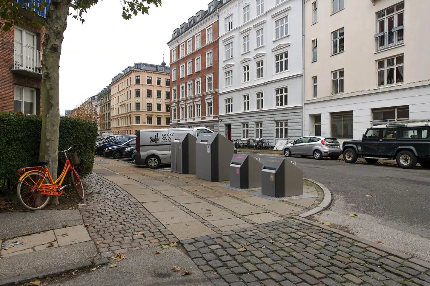 De runde kanter skal få sorteringspunkterne til at fremstå mindre bastante. Ved at lade dem skråne, kan regnvandet ledes væk – og man forhindrer, at de bliver brugt til at sidde eller stå på. Illustration: C.F. Møller