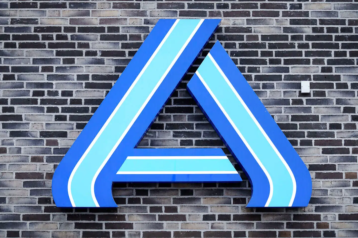 Aldi fik aldrig for alvor overbevist danskerne om, at de skulle handle i kædens butikker. Nu trækker tyskerne sig ud af Danmark efter at have lidt enorme tab.